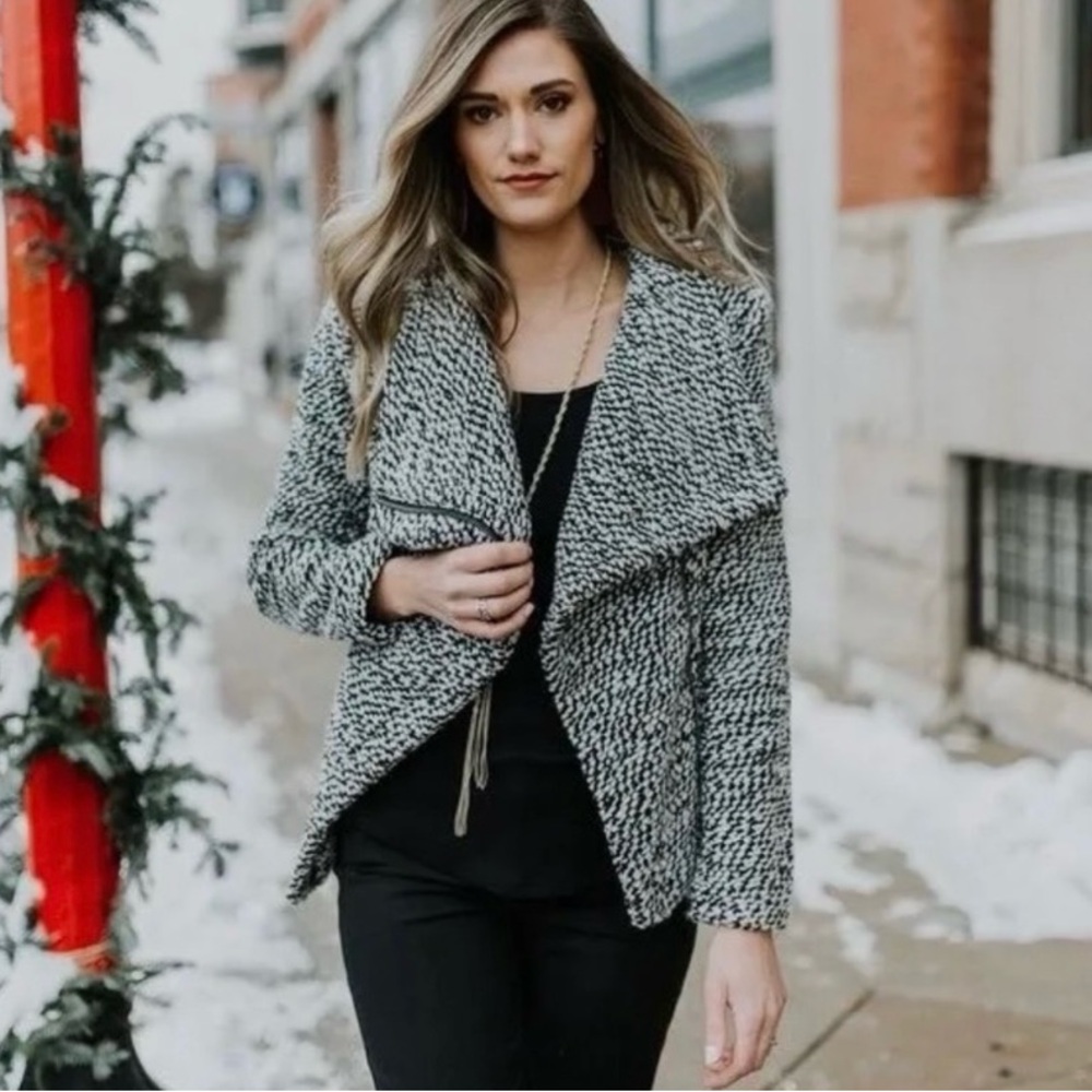 Blank NYC Friendzone Moto Jacket
Black and white
New